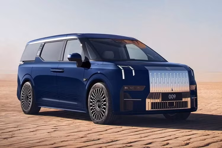 Tại thị trường Trung Quốc, giá xe Zeekr 009 2023 có mức bán ra dao động từ 499.000 - 588.000 Nhân dân tệ (khoảng 1,69 - 2 tỷ đồng).