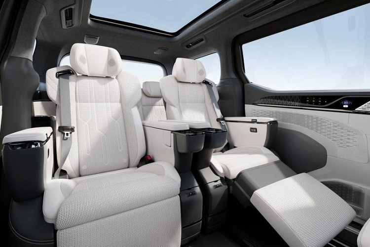 Trong đó, ở giữa là 2 ghế thương gia có tính năng massage và bệ đỡ bắp chân dài 50 cm, có thể chỉnh 65 độ và 4 hướng.