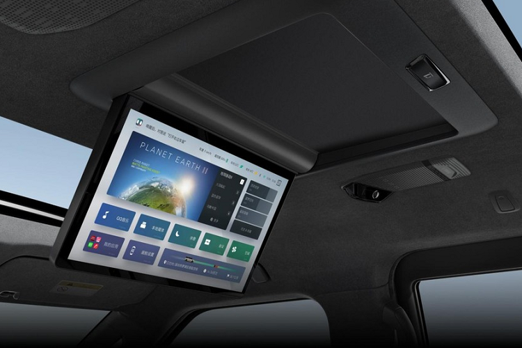 ... và màn hình 15,6 inch gắn trên trần để hành khách phía sau giải trí. Khi không cần dùng đến, màn hình sẽ gập gọn vào trần xe.