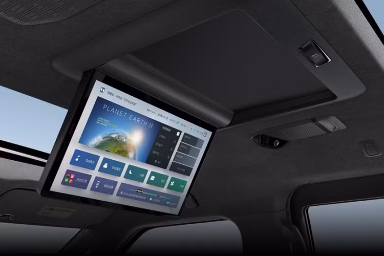 ... và màn hình 15,6 inch gắn trên trần để hành khách phía sau giải trí. Khi không cần dùng đến, màn hình sẽ gập gọn vào trần xe.