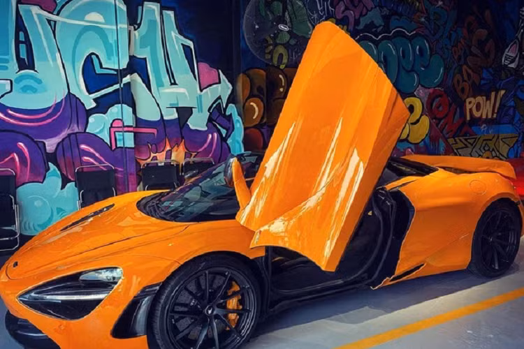 Động cơ kết hợp với hộp số SSG ly hợp kép 7 cấp, nhờ đó, McLaren 720S có thể tăng tốc từ vị trí xuất phát lên 100 km/h chỉ trong thời gian 2,9 giây và giảm tốc từ 100-0 km/h trong 2,8 giây. Vận tốc tối đa của McLaren 720S vào khoảng 341 km/h.