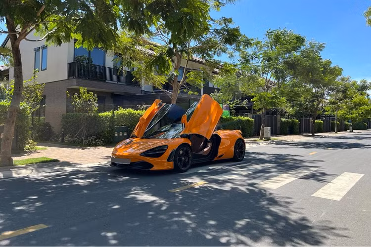 Xe được mang về nước vào đầu năm 2019 và đến nay đã được chủ nhân chia tay rất có thể là đón thêm những mẫu xe độc lạ khác. Tại thị trường Việt Nam có tầm 6 chiếc siêu xe McLaren 720S Coupe nhưng chỉ có 2 chiếc sở hữu màu sơn cam McLaren.