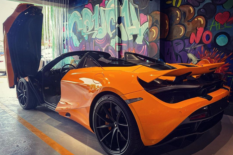 Khác với nhiều siêu xe McLaren 720S khác đã được lột xác qua bản độ body kit hay thông nòng động cơ, chiếc xe McLaren 720S này còn nguyên "zin" từ màu sơn, nội thất cho đến cả chi tiết la-zăng 5 chấu kép của xe. Ngoài màu cam McLaren, siêu xe McLaren 720S này còn có các chi tiết sơn đen.