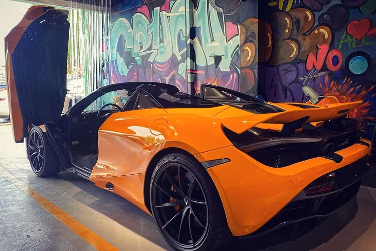 Khác với nhiều siêu xe McLaren 720S khác đã được lột xác qua bản độ body kit hay thông nòng động cơ, chiếc xe McLaren 720S này còn nguyên "zin" từ màu sơn, nội thất cho đến cả chi tiết la-zăng 5 chấu kép của xe. Ngoài màu cam McLaren, siêu xe McLaren 720S này còn có các chi tiết sơn đen.