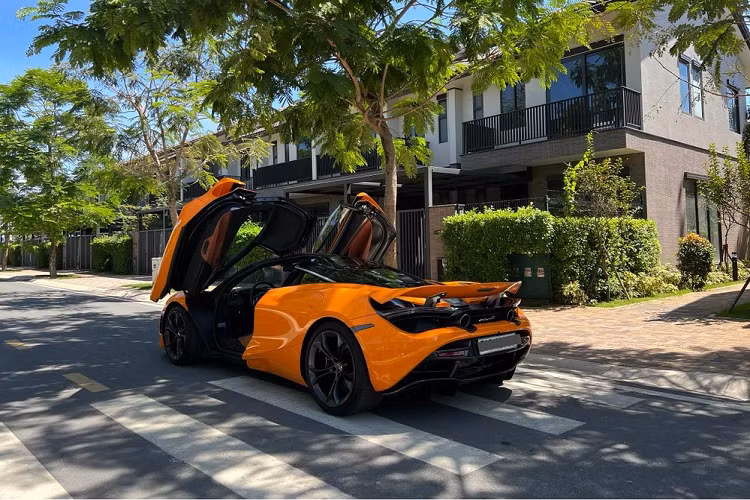 Chủ nhân của chiếc siêu xe McLaren 720S màu cam này là 1 tay chơi xe kín tiếng nhưng sở hữu cho mình bộ sưu tập xe khá đáng nể nhưng nay đã bán lại cho 1 công ty nhập khẩu xe ở Sài thành.