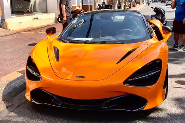 Khi mới về nước, giá xe McLaren 720S sau khi lăn bánh lên tới hơn 20 tỷ đồng và có khoảng 6 chiếc thuộc bản Coupe mang về nước với các màu sơn như đỏ Memphis hay cam McLaren có cùng 2 xe, ngoài ra là McLaren 720S màu trắng Glacier đã sơn đổi màu sang đỏ, cuối cùng là McLaren 720S mang màu tím đã được độ body kit N-Largo...