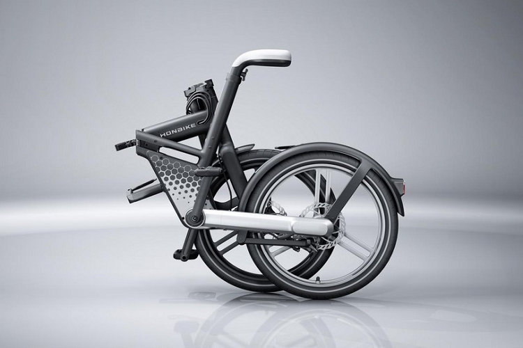 Với nhiều giải thưởng, kiểu dáng đẹp, và thiết kế công thái học, một hệ thống truyền động trục được cấp bằng sáng chế, và kết cấu bền bỉ, Honbike Pro 2022 mới là một trong những chiếc xe đạp điện gấp được thiết kế thông minh nhất từng được thấy. Nó giống như một “rô bốt transformer” thực thụ khi có thể biến hình từ một chiếc xe hai bánh thành một chiếc xe cực kỳ nhỏ gọn trong vòng chưa đầy 10 giây.
