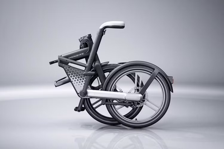 Với nhiều giải thưởng, kiểu dáng đẹp, và thiết kế công thái học, một hệ thống truyền động trục được cấp bằng sáng chế, và kết cấu bền bỉ, Honbike Pro 2022 mới là một trong những chiếc xe đạp điện gấp được thiết kế thông minh nhất từng được thấy. Nó giống như một “rô bốt transformer” thực thụ khi có thể biến hình từ một chiếc xe hai bánh thành một chiếc xe cực kỳ nhỏ gọn trong vòng chưa đầy 10 giây.