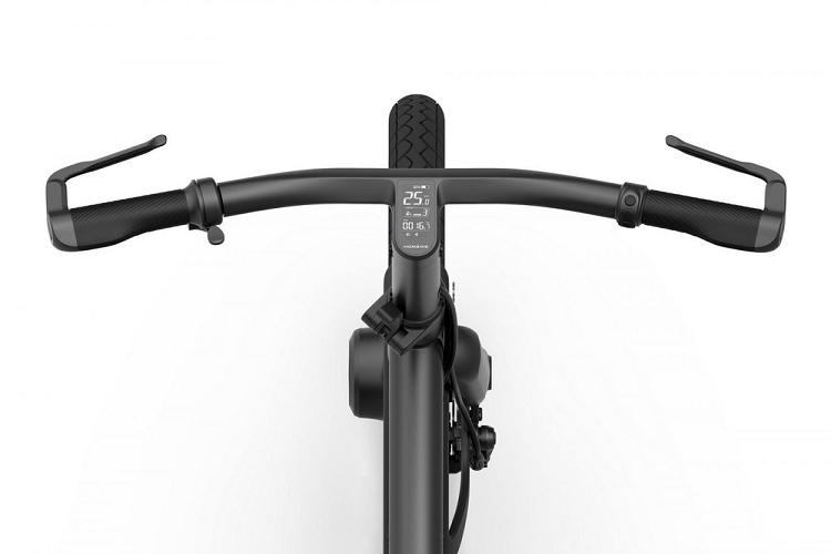 Honbike cũng tự hào trong việc sử dụng mô tơ trung tâm 250W nhỏ nhất cho mẫu xe đạp đô thị của mình. Mô tơ này nặng chỉ 1,9 kg và giúp nâng cao tính di động tổng thể của xe. Nó được kết hợp với bộ pin 36V, 6 Ah có thể tháo rời dễ dàng, cung cấp phạm vi hoạt động lên đến 40 km trên một lần sạc. Để sạc đầy pin, người dùng cần cắm sạc từ 3,5 – 4 tiếng.