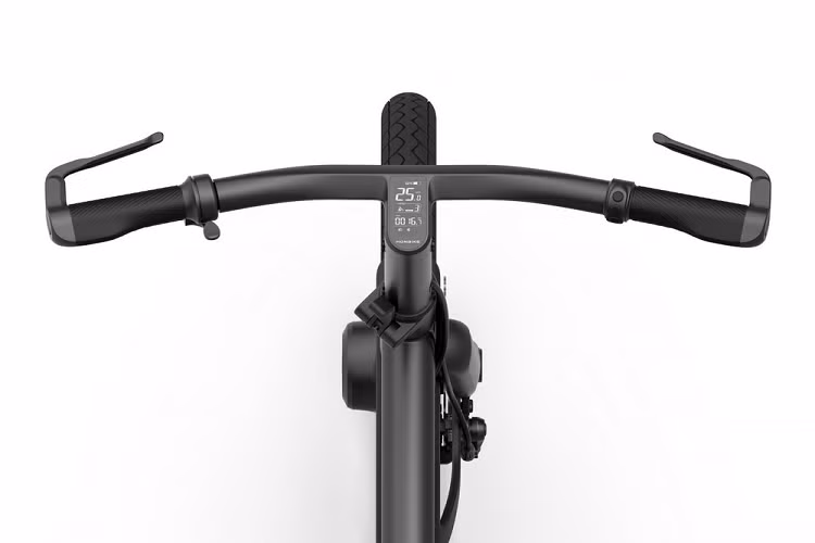 Honbike cũng tự hào trong việc sử dụng mô tơ trung tâm 250W nhỏ nhất cho mẫu xe đạp đô thị của mình. Mô tơ này nặng chỉ 1,9 kg và giúp nâng cao tính di động tổng thể của xe. Nó được kết hợp với bộ pin 36V, 6 Ah có thể tháo rời dễ dàng, cung cấp phạm vi hoạt động lên đến 40 km trên một lần sạc. Để sạc đầy pin, người dùng cần cắm sạc từ 3,5 – 4 tiếng.