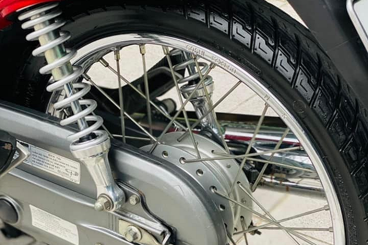 Honda Future Neo Fi 2010 trang bị động cơ xylanh đơn 125cc, đi kèm là hệ thống phun xăng điện tử Fi giúp tiết kiệm nhiên liệu. Phần đầu xy lanh của xe vẫn còn sạch sẽ, khô ráo, không có dấu hiệu chảy dầu