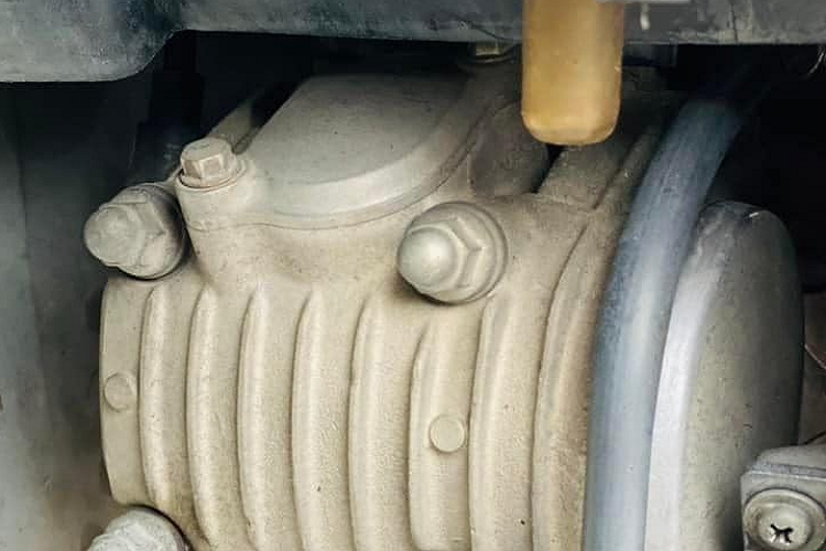 Hiện tại, với mức giá 168 triệu đồng, giá xe Future Neo Fi tứ quý 8 đang tương đương với mẫu xe ga phân khối lớn cao cấp Honda SH 350i. Tuy nhiên, giá trị của chiếc Future không chỉ đơn giản nằm ở một chiếc xe đẹp mà còn là xe quý, biển VIP và đặc biệt là xe vẫn đang ở tình trạng tốt, nguyên bản.