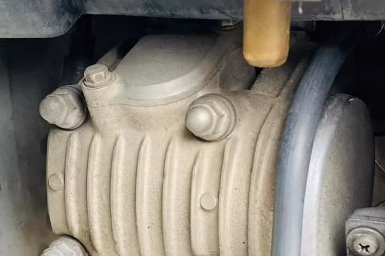 Hiện tại, với mức giá 168 triệu đồng, giá xe Future Neo Fi tứ quý 8 đang tương đương với mẫu xe ga phân khối lớn cao cấp Honda SH 350i. Tuy nhiên, giá trị của chiếc Future không chỉ đơn giản nằm ở một chiếc xe đẹp mà còn là xe quý, biển VIP và đặc biệt là xe vẫn đang ở tình trạng tốt, nguyên bản.