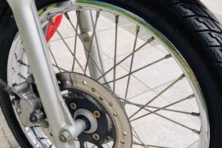 Bộ vành nan của xe cũng đang trong tình trạng khá mới và nguyên bản. Bánh trước sử dụng phanh đĩa. Bộ vành sau cũng có tình trạng tương tự, phần niềng mạ crôm vẫn còn rất bóng, cặp giảm xóc sau cũng còn mới, không có dấu hiệu chảy dầu, hộp xích và ống xả cũng còn khá mới