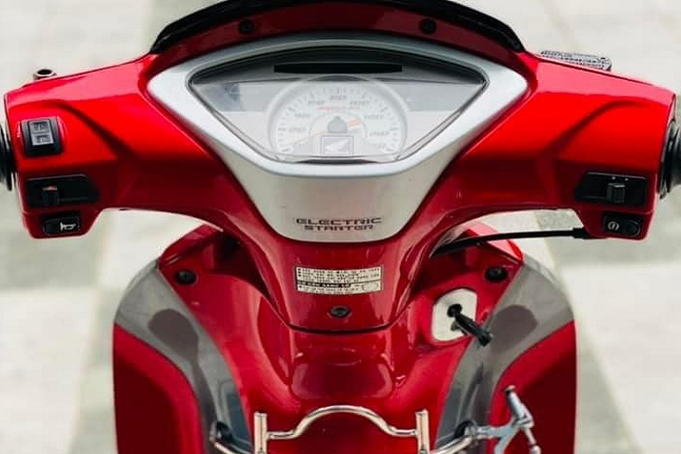 Theo mô tả của chủ xe, chiếc Honda Future Neo biển khủng còn ngoại hình rất đẹp, đã được dán nilon bóng bảo vệ lớp sơn nguyên bản. Bên cạnh đó giàn trang bị trên xe cũng đều còn nguyên bản, bao gồm vỏ xe, động cơ và nhiều chi tiết khác.