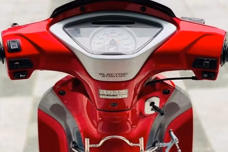 Theo mô tả của chủ xe, chiếc Honda Future Neo biển khủng còn ngoại hình rất đẹp, đã được dán nilon bóng bảo vệ lớp sơn nguyên bản. Bên cạnh đó giàn trang bị trên xe cũng đều còn nguyên bản, bao gồm vỏ xe, động cơ và nhiều chi tiết khác.