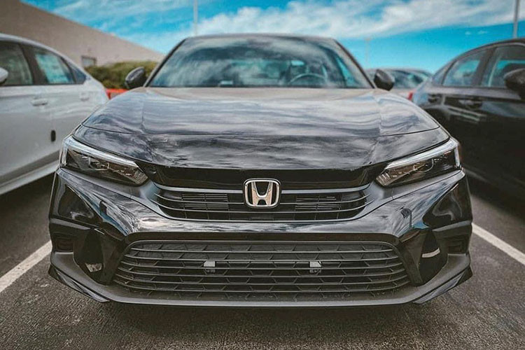 Tiếp đến là đường chân kính hất lên trên ở cột C, nóc dốc về phía sau, cánh gió đuôi tích hợp vào nắp cốp và cụm đèn hậu gợi liên tưởng đến xe sang Audi với tạo hình chữ "L" bên trong. Bên dưới cản sau là 2 ống xả chia đều sang hai bên Hình ảnh chụp đầu xe cho thấy chiếc Honda Civic 2022 ở Việt Nam có logo "RS" ngay phía trên lưới tản nhiệt.