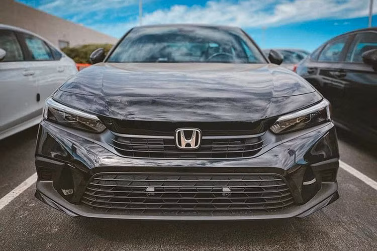 Tiếp đến là đường chân kính hất lên trên ở cột C, nóc dốc về phía sau, cánh gió đuôi tích hợp vào nắp cốp và cụm đèn hậu gợi liên tưởng đến xe sang Audi với tạo hình chữ "L" bên trong. Bên dưới cản sau là 2 ống xả chia đều sang hai bên Hình ảnh chụp đầu xe cho thấy chiếc Honda Civic 2022 ở Việt Nam có logo "RS" ngay phía trên lưới tản nhiệt.