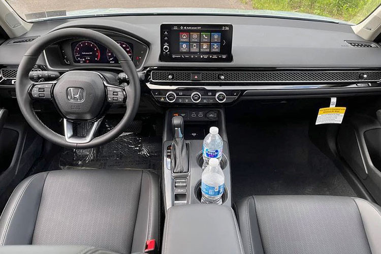 Nếu Honda Civic 2022 tại Việt Nam có trang bị tương tự với Thái Lan thì người tiêu dùng trong nước sẽ được tận hưởng sự thoải mái, tiện nghi với thẻ thông minh thay cho chìa khóa truyền thống, màn hình giải trí trung tâm 9 inch, đồng hồ kỹ thuật số 10,2 inch, dàn âm thanh 8 loa, sạc không dây,…