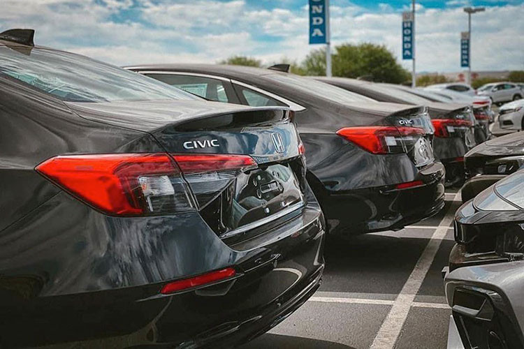 Honda Civic RS 2022 ở Việt nam sẽ được trang bị vành hợp kim mới với kích thước 17 inch với thiết kế mới. Về mặt kích thước, Honda Civic 2022 có chiều dài 4.678 mm (tăng 48 mm), chiều rộng 1.802 mm (tăng 3 mm), chiều cao 1.415 mm (giảm 1 mm) và chiều dài cơ sở 2.733 mm (tăng 35 mm). Nhờ đó mà không gian nội thất bên trong Honda Civic 2022 sẽ có phần rộng rãi hơn trước đây.