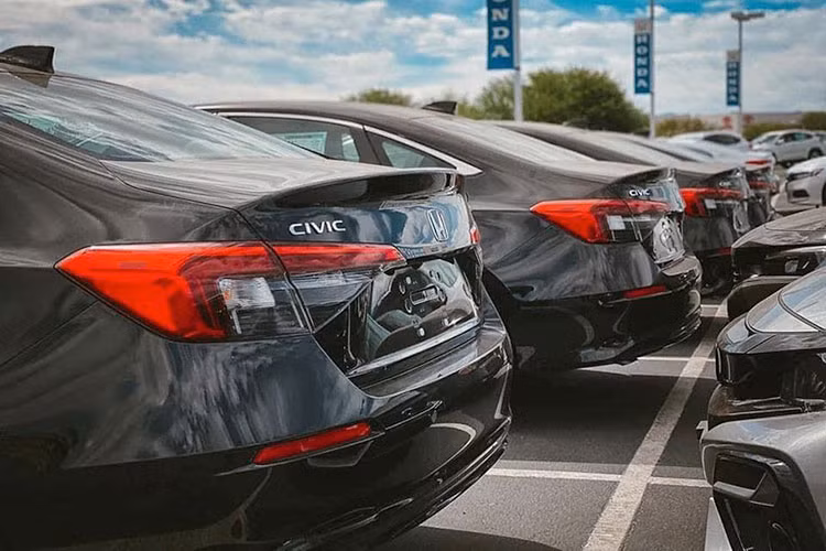 Honda Civic RS 2022 ở Việt nam sẽ được trang bị vành hợp kim mới với kích thước 17 inch với thiết kế mới. Về mặt kích thước, Honda Civic 2022 có chiều dài 4.678 mm (tăng 48 mm), chiều rộng 1.802 mm (tăng 3 mm), chiều cao 1.415 mm (giảm 1 mm) và chiều dài cơ sở 2.733 mm (tăng 35 mm). Nhờ đó mà không gian nội thất bên trong Honda Civic 2022 sẽ có phần rộng rãi hơn trước đây.