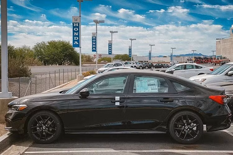 Nhờ đó, xe sở hữu công suất tối đa 180 mã lực tại tua máy 6.000 vòng/phút và mô-men xoắn cực đại 240 Nm tại dải tua máy 1.700 - 4.500 vòng/phút.