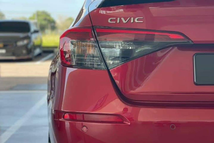 Những hình ảnh chia sẻ cho thấy, chiếc Honda Civic 2022 này bị bắt gặp tại làng Văn hoá - Du lịch các Dân tộc Việt Nam ở Sơn Tây, Hà Nội. Theo quan sát, chiếc xe Honda Civic 2022 tại Việt Nam này cũng được áp dụng phong cách thiết kế mới theo hơi hướng trưởng thành hơn thay vì đậm chất thể thao như thế hệ thứ 10.