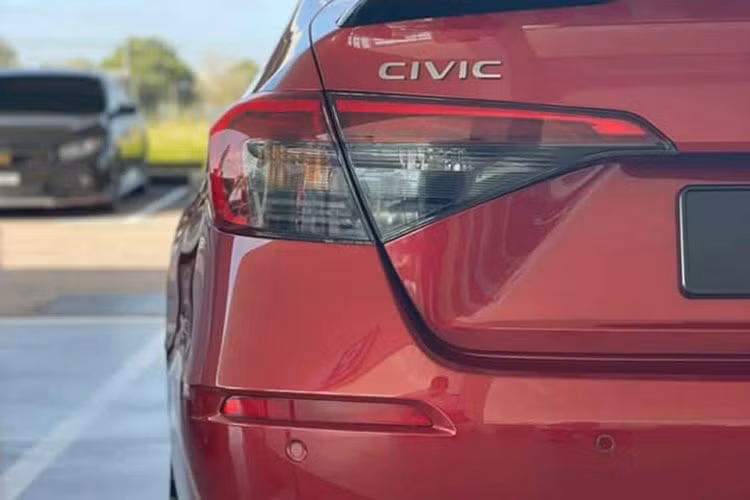 Những hình ảnh chia sẻ cho thấy, chiếc Honda Civic 2022 này bị bắt gặp tại làng Văn hoá - Du lịch các Dân tộc Việt Nam ở Sơn Tây, Hà Nội. Theo quan sát, chiếc xe Honda Civic 2022 tại Việt Nam này cũng được áp dụng phong cách thiết kế mới theo hơi hướng trưởng thành hơn thay vì đậm chất thể thao như thế hệ thứ 10.