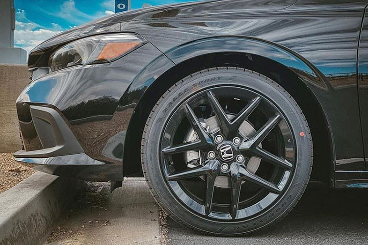 Hiện chưa có thông tin về động cơ của Honda Civic thế hệ thứ 11 tại Việt Nam. Trong khi đó, xe ở Thái Lan dù vẫn trang bị động cơ tăng áp 1.5L cũng như hộp số vô cấp CVT nhưng sức mạnh đã tăng nhẹ thêm 10 mã lực và 20 Nm.