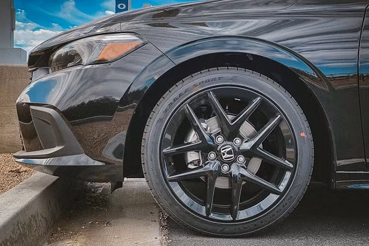 Hiện chưa có thông tin về động cơ của Honda Civic thế hệ thứ 11 tại Việt Nam. Trong khi đó, xe ở Thái Lan dù vẫn trang bị động cơ tăng áp 1.5L cũng như hộp số vô cấp CVT nhưng sức mạnh đã tăng nhẹ thêm 10 mã lực và 20 Nm.