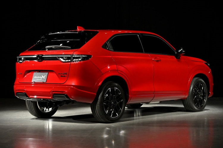 Động cơ này kết hợp với 2 mô-tơ điện có công suất 131 mã lực và mô-men xoắn cực đại 253 Nm. Ngoài ra, Honda HR-V e:HEV 2021 còn có cụm pin lithium-ion cỡ lớn hơn. Giá xe Honda HR-V độ Modulo hiện chưa được hé lộ. Chỉ biết rằng, xe sẽ được tung ra thị trường vào thời điểm trước mùa hè năm nay.