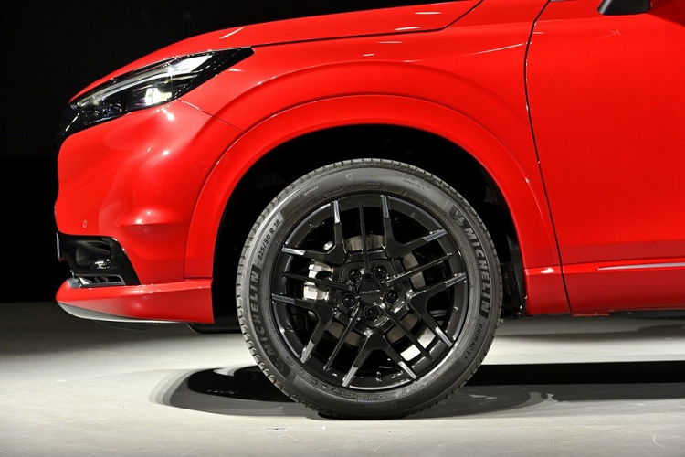 Chiếc Honda HR-V e:HEV Modulo X được trưng bày trong triển lãm khoác "bộ cánh" ngoại thất màu đỏ Premium Crystal Red Metallic bắt mắt. So với Honda HR-V thông thường, mẫu xe concept này có một số chi tiết riêng như lưới tản nhiệt thiết kế theo phong cách mỏ chim nhằm hướng sự tập trung vào logo của nhà sản xuất. Tiếp đến là hốc gió trung tâm nổi bật và hai đèn sương mù được bao quanh bằng viền màu đen bóng.