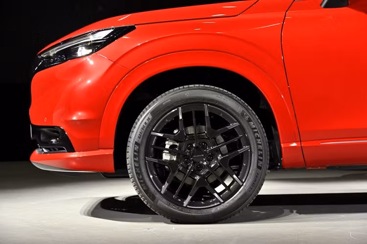 Chiếc Honda HR-V e:HEV Modulo X được trưng bày trong triển lãm khoác "bộ cánh" ngoại thất màu đỏ Premium Crystal Red Metallic bắt mắt. So với Honda HR-V thông thường, mẫu xe concept này có một số chi tiết riêng như lưới tản nhiệt thiết kế theo phong cách mỏ chim nhằm hướng sự tập trung vào logo của nhà sản xuất. Tiếp đến là hốc gió trung tâm nổi bật và hai đèn sương mù được bao quanh bằng viền màu đen bóng.