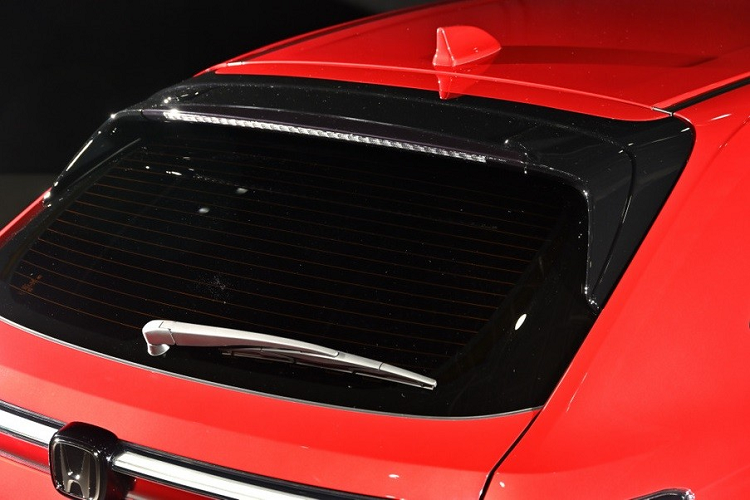 Trong khi đó, phía sau xe Honda HR-V e:HEV Modulo X có thêm vỏ đèn hậu và cánh gió mui màu đen cũng như cản sau mới. Những chi tiết này giúp xe trông thể thao và ấn tượng hơn Honda HR-V thông thường.