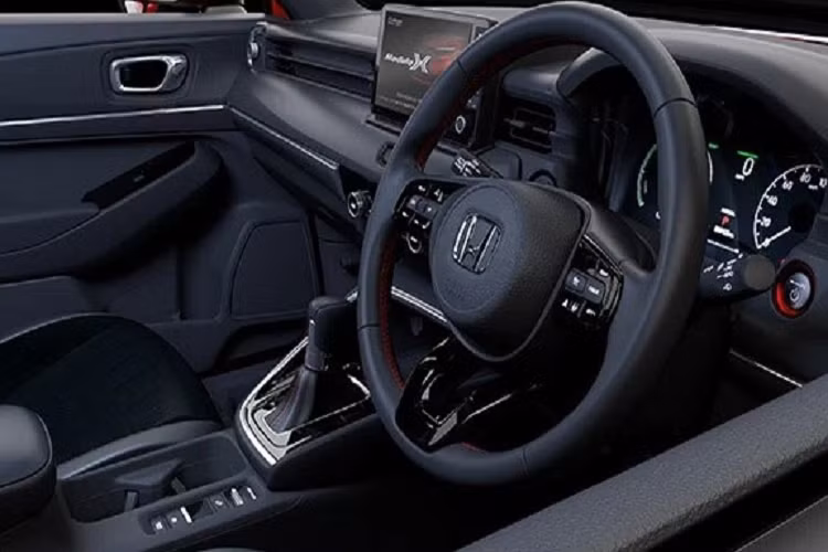 Theo video quảng cáo của hãng Honda, HR-V e:HEV Modulo X không chỉ thay đổi ngoại hình mà còn được bổ sung hệ thống treo nâng cấp để mang đến cảm giác lái linh hoạt hơn. Hiện chưa rõ động cơ của Honda HR-V e:HEV Modulo X có thay đổi so với xe tiêu chuẩn hay không.