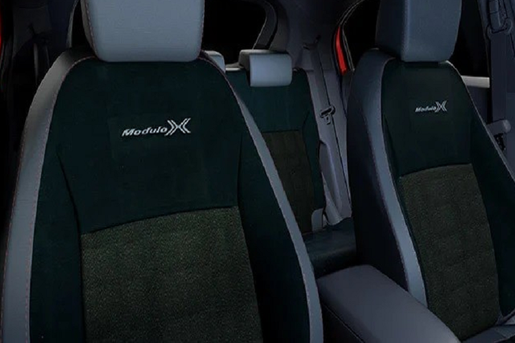 Ở thị trường Nhật Bản, Honda HR-V mới hiện có 2 tùy chọn động cơ. Thứ nhất là động cơ xăng i-VTEC 4 xi-lanh, DOHC, dung tích 1.5L, kết hợp với hộp số biến thiên vô cấp CVT, tạo ra công suất tối đa 118 mã lực cùng mô-men xoắn cực đại 142 Nm. Thứ hai là hệ truyền động hybrid e:HEV với máy xăng Atkinson Cycle 1.5L, sản sinh công suất tối đa 106 mã lực và mô-men xoắn cực đại 127 Nm.