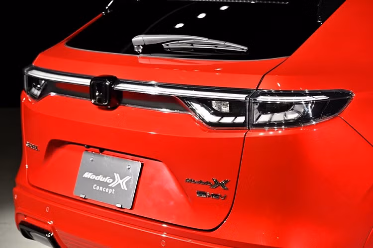 Tương tự ngoại thất, nội thất của Honda HR-V e:HEV Modulo X cũng có một số thay đổi nhẹ như ghế thể thao hơn và bệ cần số mới. Trên tựa đầu ghế trước và nút bấm khởi động máy đều có logo "Modulo X" như dấu hiệu nhận biết cho phiên bản độ chính hãng của Honda HR-V. Trong khi đó, vô lăng của xe vẫn có thiết kế như bản thường nhưng thêm chỉ màu đỏ.