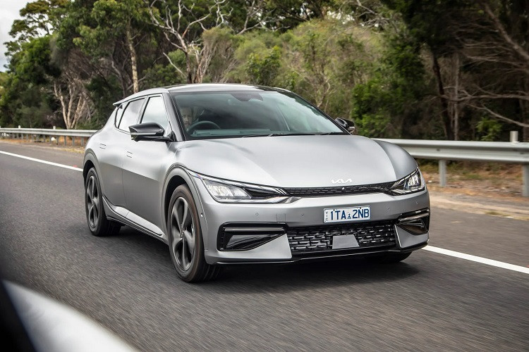 Kia vừa giới thiệu đầy đủ các phiên bản của mẫu xe điện EV6 tại thị trường Australia. Theo đó, xe có 2 phiên bản là tiêu chuẩn Air và GT-Line. Kia EV6 2022 bản tiêu chuẩn Air được trang bị hệ dẫn động cầu sau chỉ với một mô-tơ điện duy nhất cho công suất 225 mã lực và mô-men xoắn 350 Nm.