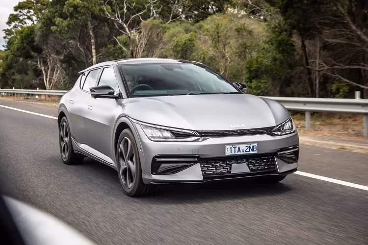 Kia vừa giới thiệu đầy đủ các phiên bản của mẫu xe điện EV6 tại thị trường Australia. Theo đó, xe có 2 phiên bản là tiêu chuẩn Air và GT-Line. Kia EV6 2022 bản tiêu chuẩn Air được trang bị hệ dẫn động cầu sau chỉ với một mô-tơ điện duy nhất cho công suất 225 mã lực và mô-men xoắn 350 Nm.