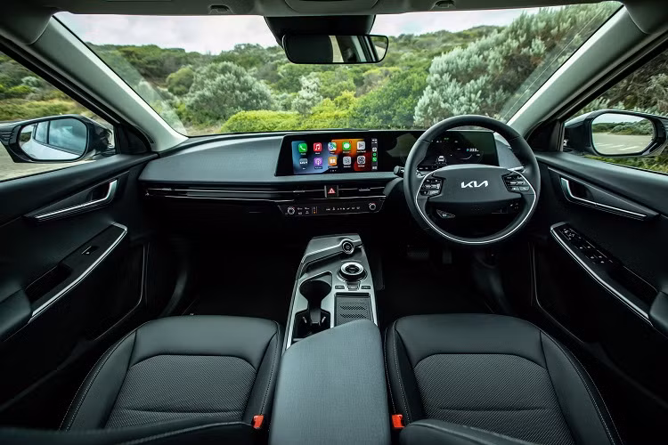 Cao cấp nhất là EV6 GT-Line AWD, được trang bị một cặp mô-tơ điện kết hợp để sản sinh công suất 320 mã lực và mô-men xoắn 605 Nm. Mẫu xe chỉ mất 5,2 giây khi tăng tốc 0-100 km/h nhưng khoảng hành trình di chuyển giảm xuống 484 km. Giá cho EV6 GT-Line AWD là 82.990 AUD (tương đương 59.528 USD). 