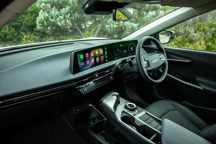 Hai mẫu xe EV6 GT-Line có thêm nhiều tính năng, trang bị hiện đại như vành 20 inch, tay nắm cửa gập tự động, ghế trước có sưởi, làm mát, cốp đóng, mở điện, hệ thống âm thanh cao cấp Meridian 14 loa, màn hình Head-Up thực tế tăng cường, Hỗ trợ đỗ xe thông minh từ xa, camera quan sát xung quanh 360 độ với chế độ 3D và màn hình quan sát điểm mù. 