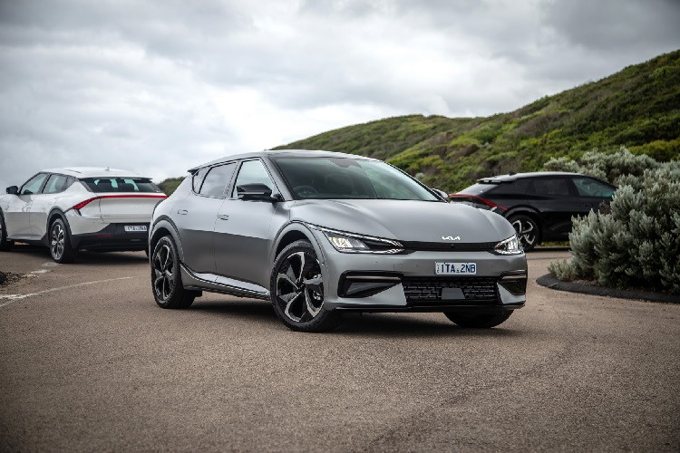 Một số tính năng tiêu chuẩn ở Kia EV6 Air chạy điện là vành 19 inch, đèn pha LED, đèn chiếu sáng ban ngày, cảm biến gạt mưa, vải đen và bọc da nhân tạo, 4 cổng sạc USB type C. 