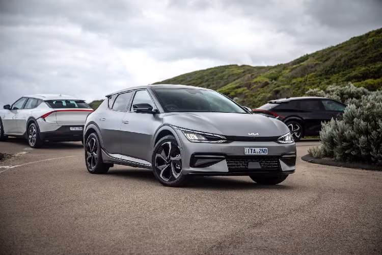 Một số tính năng tiêu chuẩn ở Kia EV6 Air chạy điện là vành 19 inch, đèn pha LED, đèn chiếu sáng ban ngày, cảm biến gạt mưa, vải đen và bọc da nhân tạo, 4 cổng sạc USB type C. 