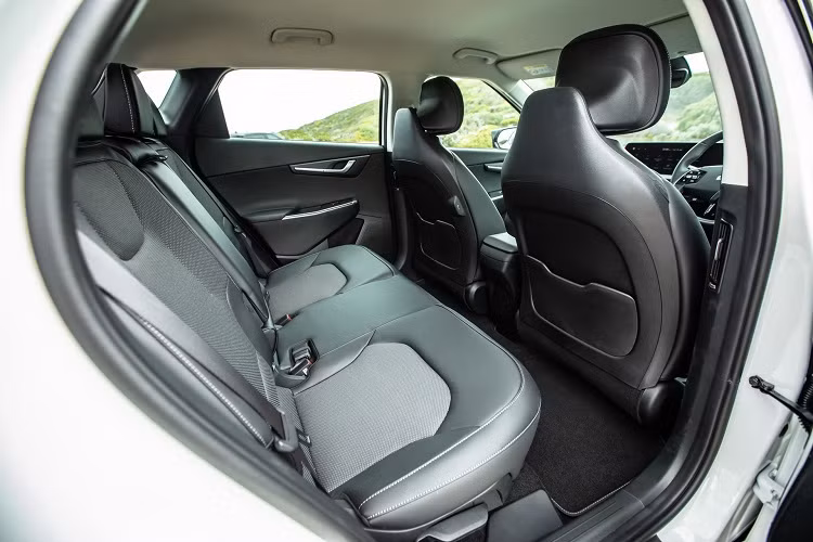 Kia EV6 là mẫu xe điện đã được trưng bày ở Việt Nam tuy nhiên, phía nhà phân phối Trường Hải THACO chưa có ý định tung ra thị trường. 