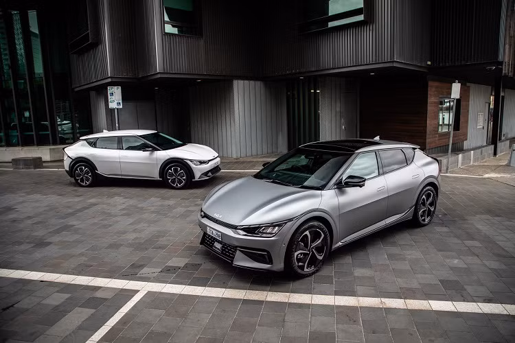 Mẫu xe được trang bị một bộ pin 77,4 kWh và có thể đi được 528 km trong một lần sạc. Xe có khả năng đạt tốc độ 100 km/h trong 7,3 giây. Mức giá xe KIa EV6 bản Air bắt đầu từ 67.990 AUD (tương đương 48.768 USD - khoảng hơn 1,1 tỷ đồng). 