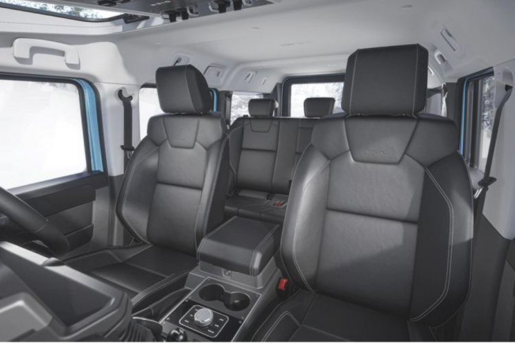 Nội thất của chiếc SUV Ineos Grenadier địa hình đi theo phong cách tối giản nhằm tối ưu hóa không gian cho chiếc xe. Bảng điều khiển được thiết kế dưới dạng núm xoay đẹp mắt. Cửa gió điều hòa thiết kế dạng cổ điển. Xe được trang bị màn hình thông tin giải trí 12,3 inch, núm xoay i-Drive và kết nối Apple CarPlay cùng Android Auto.