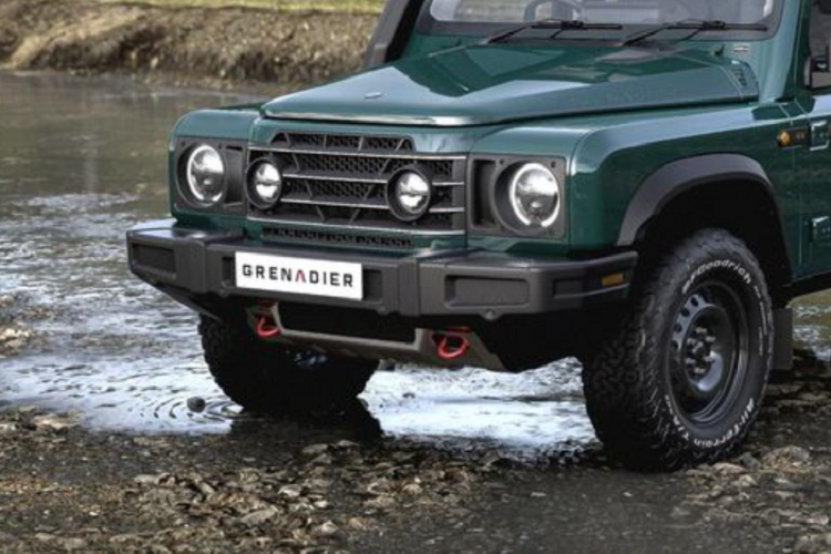 Theo các thông tin được nhà sản xuất đưa ra, Ineos Grenadier tại Anh quốc sẽ có 2 tùy chọn 2 chỗ hoặc 5 chỗ . Ineos Grenadier bản 2 chỗ có không gian chứa đồ dung tích lên tới 2.088 lít, có thể cẩu kéo 3.500 kg và tời 5.500 kg. Với phiên bản 5 chỗ, khoang hành lý được thu hẹp lại chỉ còn 1.152 lít.