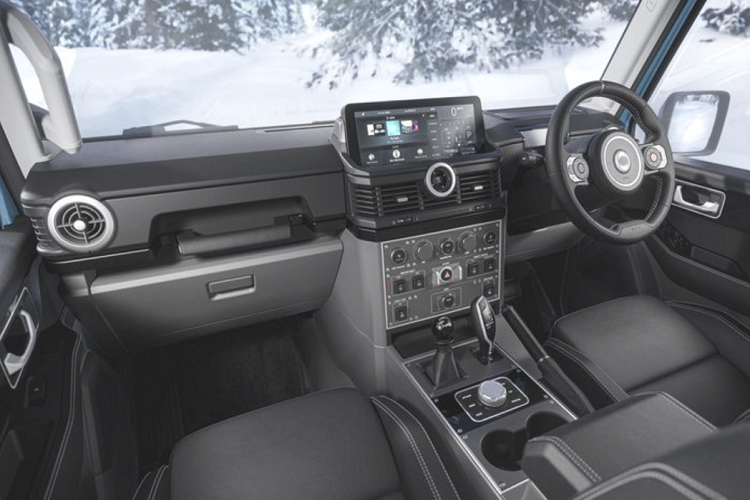 Xe được trang bị lazang kích thước 17 hoặc 18 inch đi kèm lốp Bridgeston All-Terrain hoặc BF Goodrich All-Terrain chuyên dụng để off-road. Xe dài 4.927 mm (với lốp phụ treo phía sau), rộng 1.930 mm và cao 2.033 mm, cùng trục cơ sở 2.922 mm.