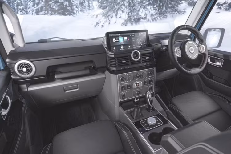 Xe được trang bị lazang kích thước 17 hoặc 18 inch đi kèm lốp Bridgeston All-Terrain hoặc BF Goodrich All-Terrain chuyên dụng để off-road. Xe dài 4.927 mm (với lốp phụ treo phía sau), rộng 1.930 mm và cao 2.033 mm, cùng trục cơ sở 2.922 mm.