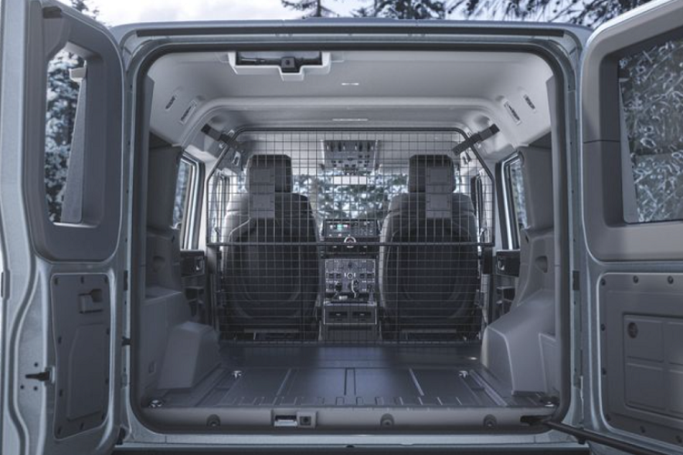 Về mặt động cơ, Grenadier được cung cấp 2 tùy chọn động cơ là máy xăng và máy dầu, đều là loại 3 lít, 6 xi-lanh thẳng hàng, tăng áp, từ thương hiệu BMW với hệ dẫn động 4 bánh cùng hộp số tự động ZF8HP.